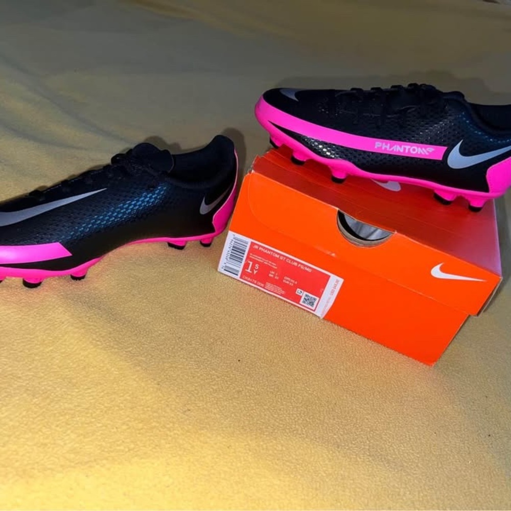 Girls Nike Phantom Soccer Cleats size 1.5 Y